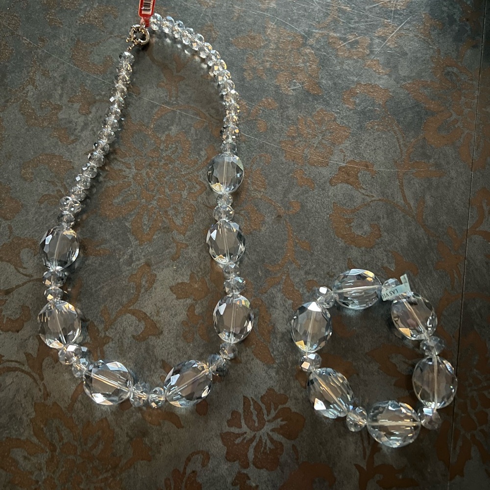 Gorgeous Glass Necklace and Bracelet Set